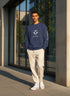 Full body view of the model wearing Sudadera gruesa unisex
